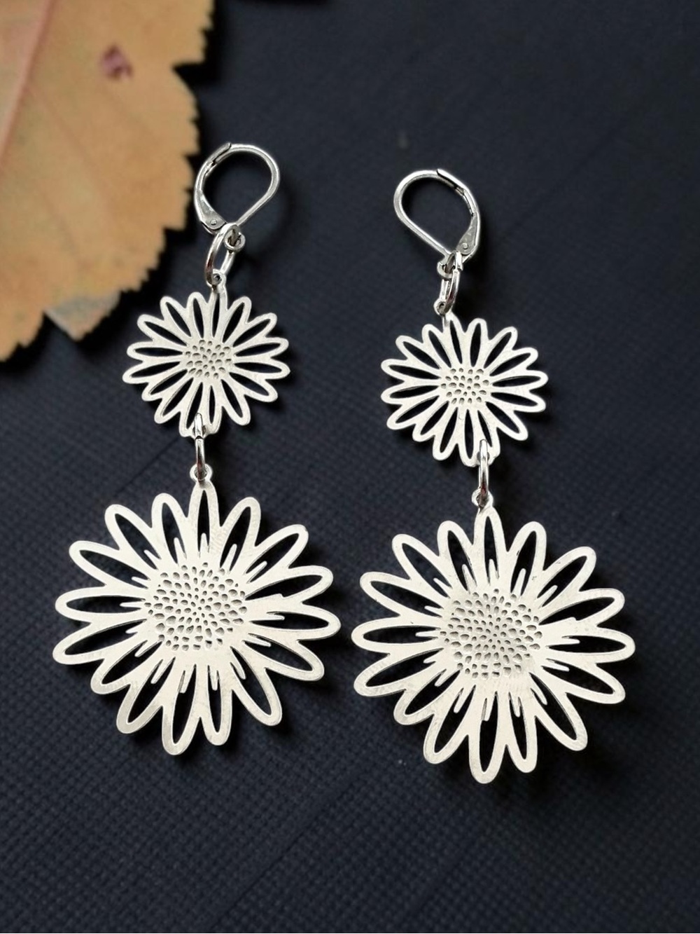 🆕 April Birthday Flower (DAISY) Dangle Earrings